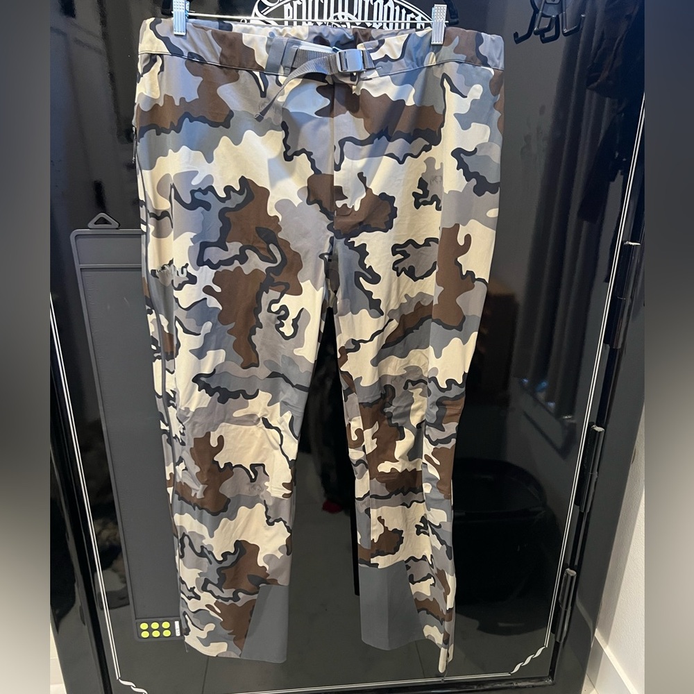 Kuiu 3XL Chugach TR rain pants. Vias.